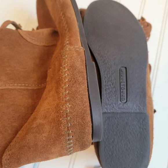 Minnetonka Suede Camel color Fringe Boots Women's 7 - Picture 4 of 7